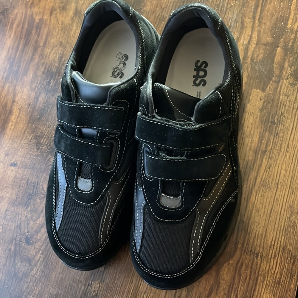 SAS Men’s Black Suede Leather Sneakers Size 10
EZ-Strap Sneakers.